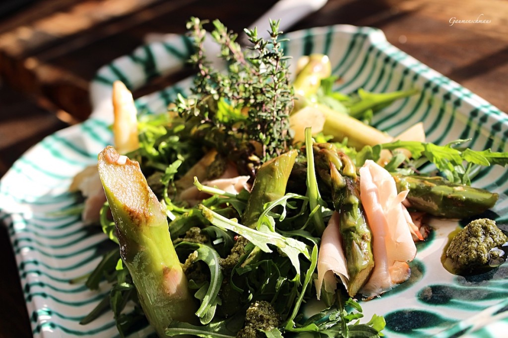 Spargelsalat mit Rucola, Schinken und Pesto – Gaumenschmaus