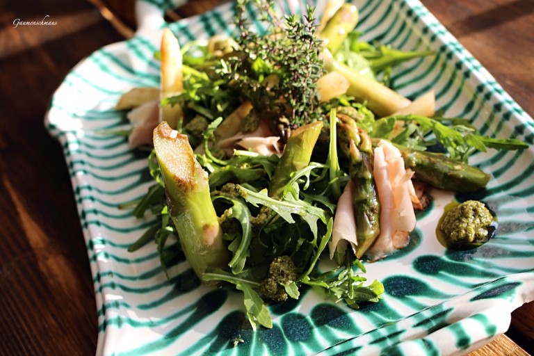 Spargelsalat mit Rucola, Schinken und Pesto – Gaumenschmaus