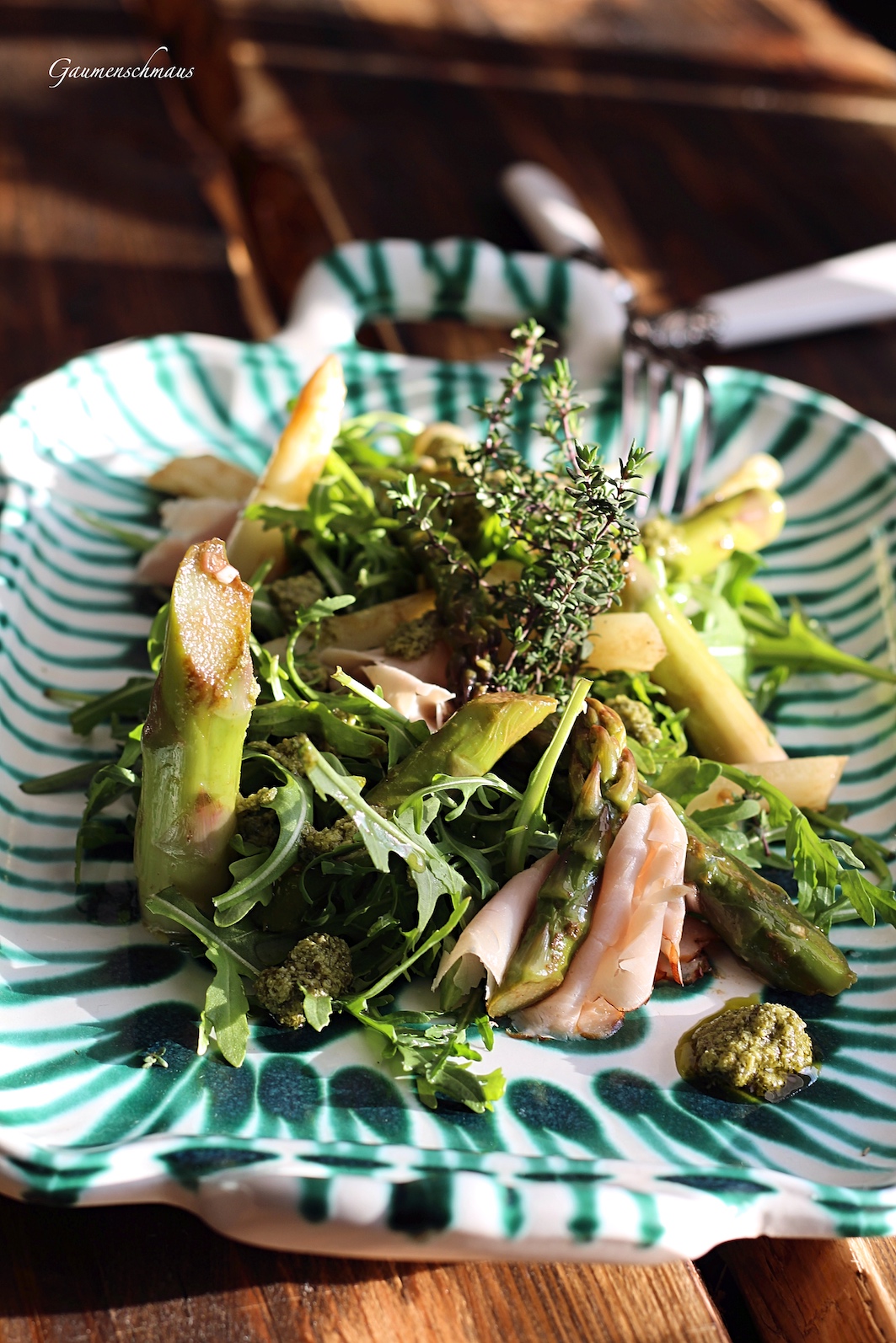 Spargelsalat mit Rucola, Schinken und Pesto – Gaumenschmaus