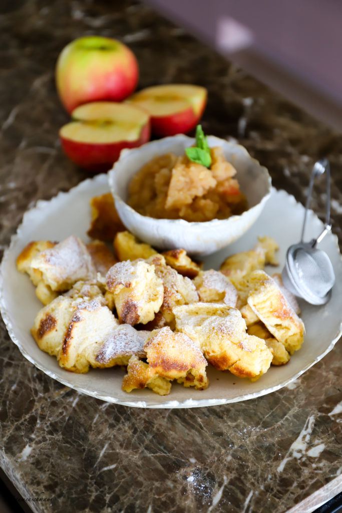 Dinkel Kaiserschmarren mit Apfelmus – Gaumenschmaus Dinkel Kaiserschmarren mit Apfelmus – Gaumenschmaus