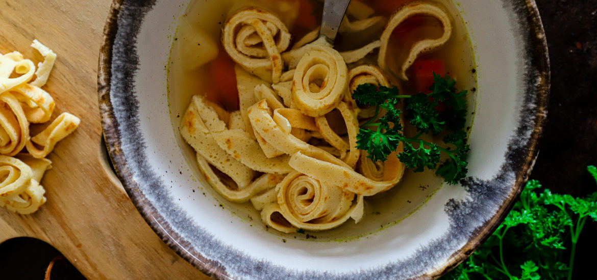 Frittatensuppe mit hausgemachter Hühnerbouillon – Gaumenschmaus