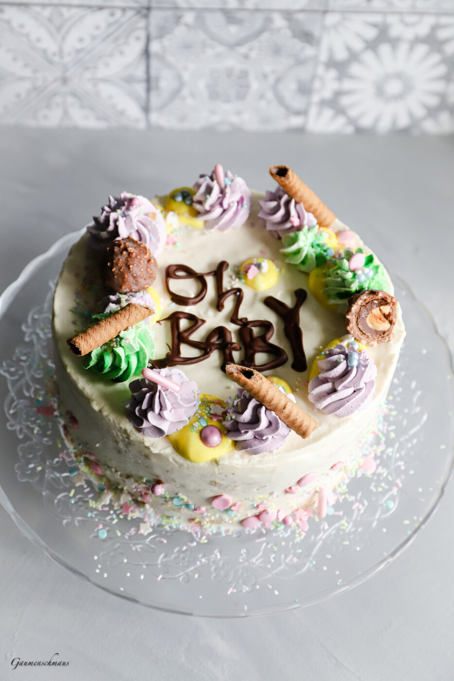 Neutrale Babytorte mit Vanillecreme – Gaumenschmaus