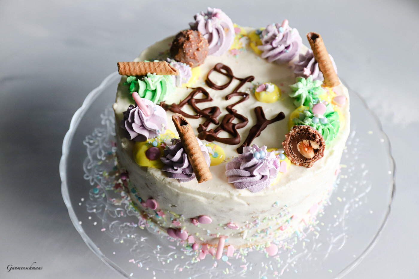 Neutrale Babytorte mit Vanillecreme – Gaumenschmaus