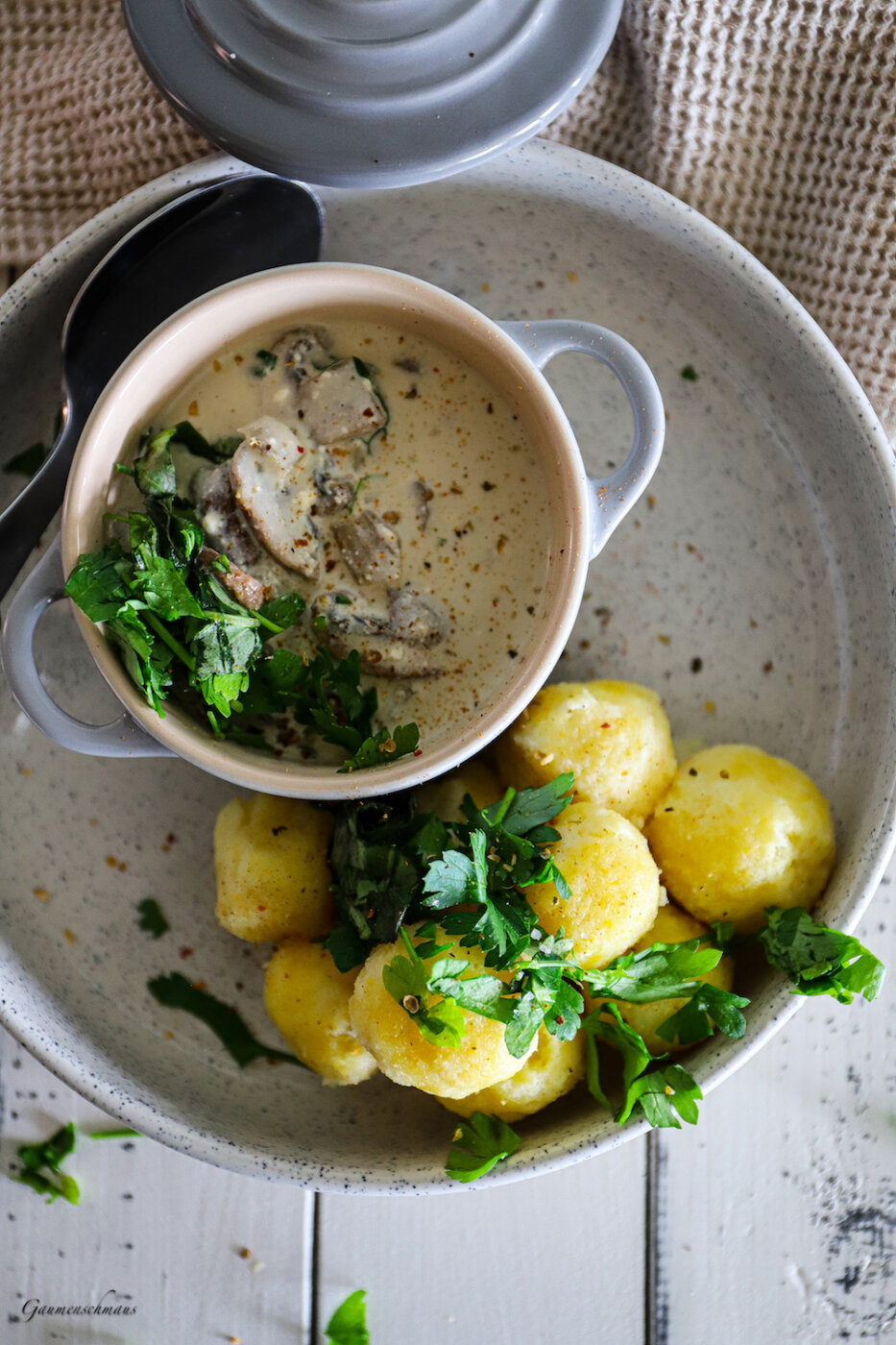 Schwammerlragout mit Grießknödel – Gaumenschmaus