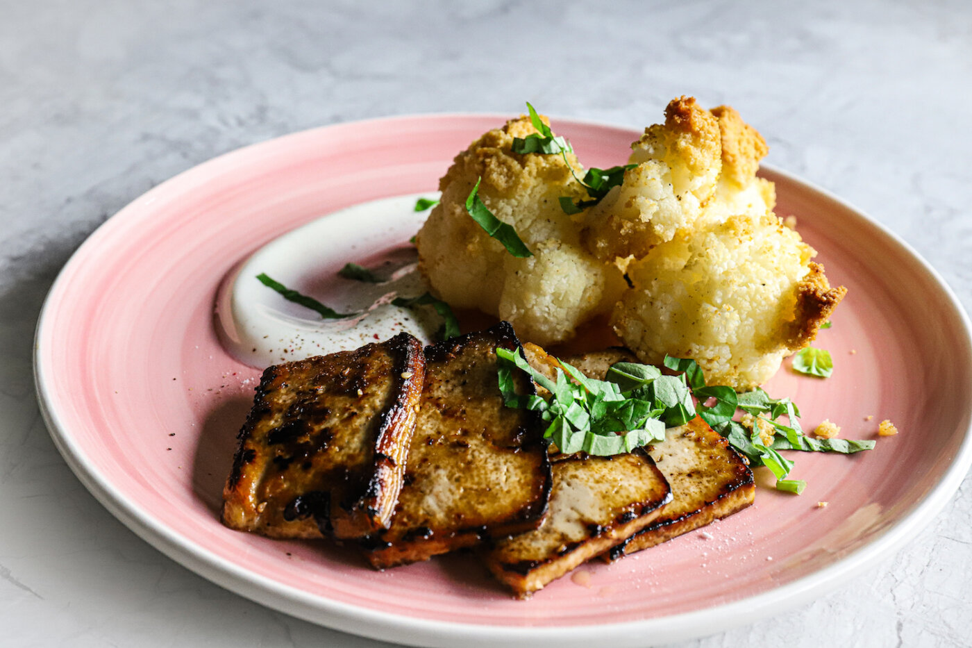 Karfiol mit Bröselkruste und gebratener Tofu – Gaumenschmaus