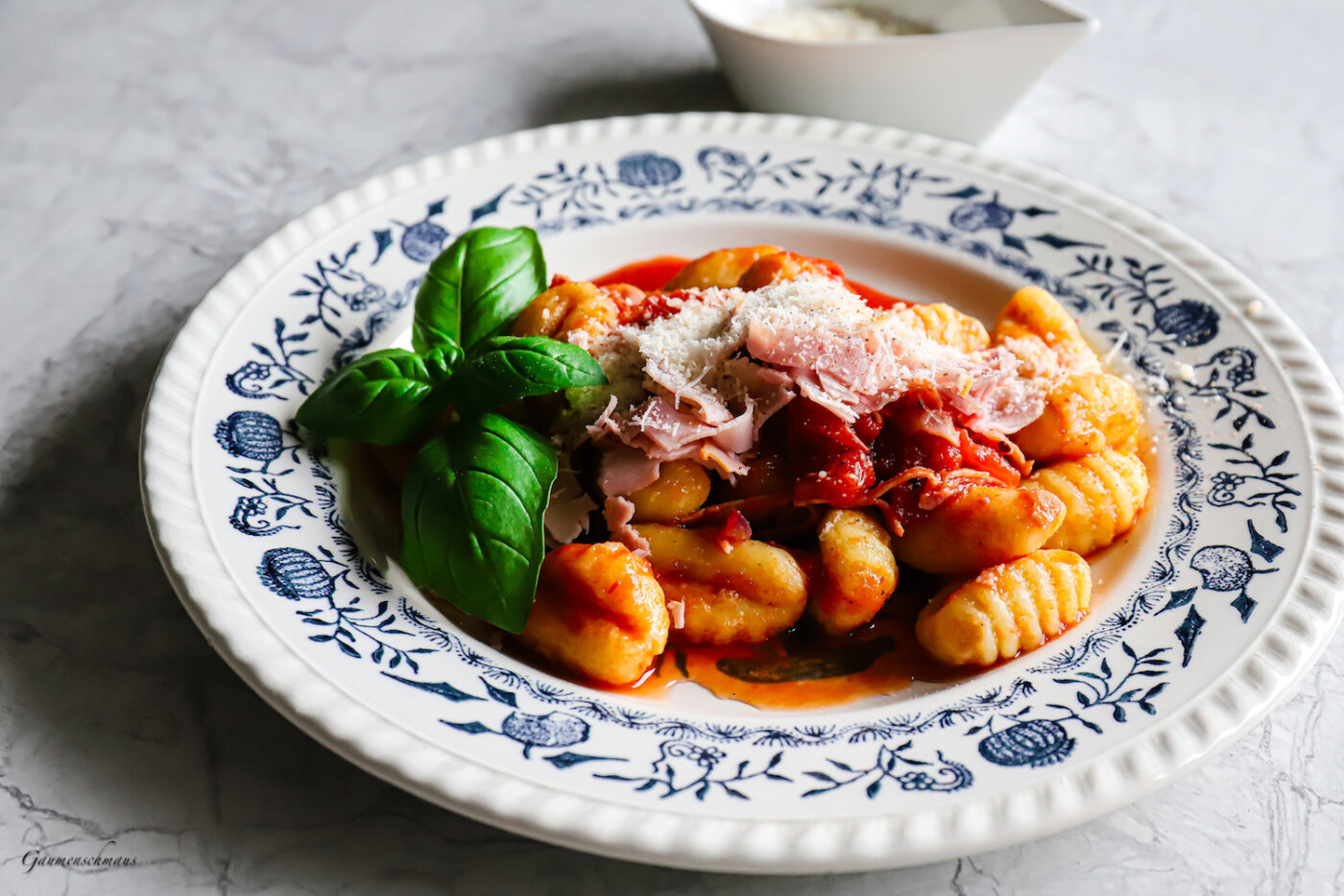 Gnocchi mit Schinken und Tomatensoße – Gaumenschmaus