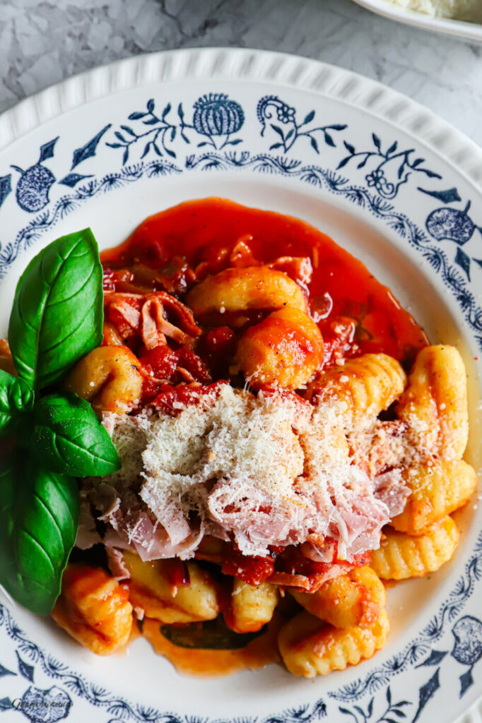 Gnocchi mit Schinken und Tomatensoße – Gaumenschmaus Gnocchi mit Schinken und Tomatensoße – Gaumenschmaus