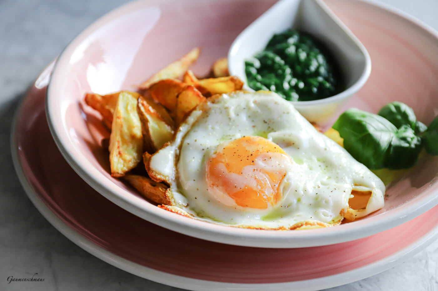 Bratkartoffeln vom Blech mit Cremespinat und Spiegelei – Gaumenschmaus