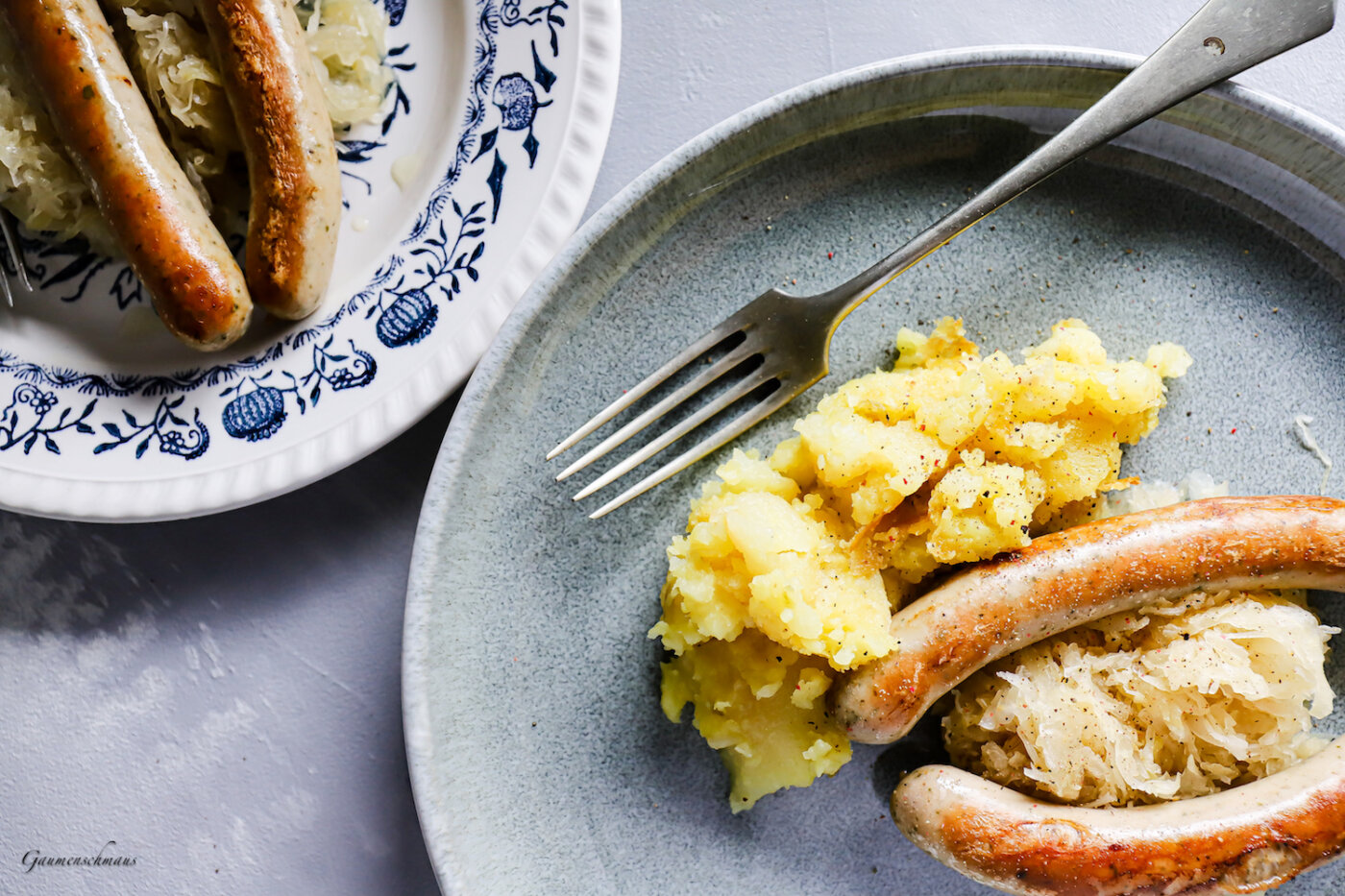 Bratwürstel mit Sauerkraut und Kartoffelstampf – Gaumenschmaus