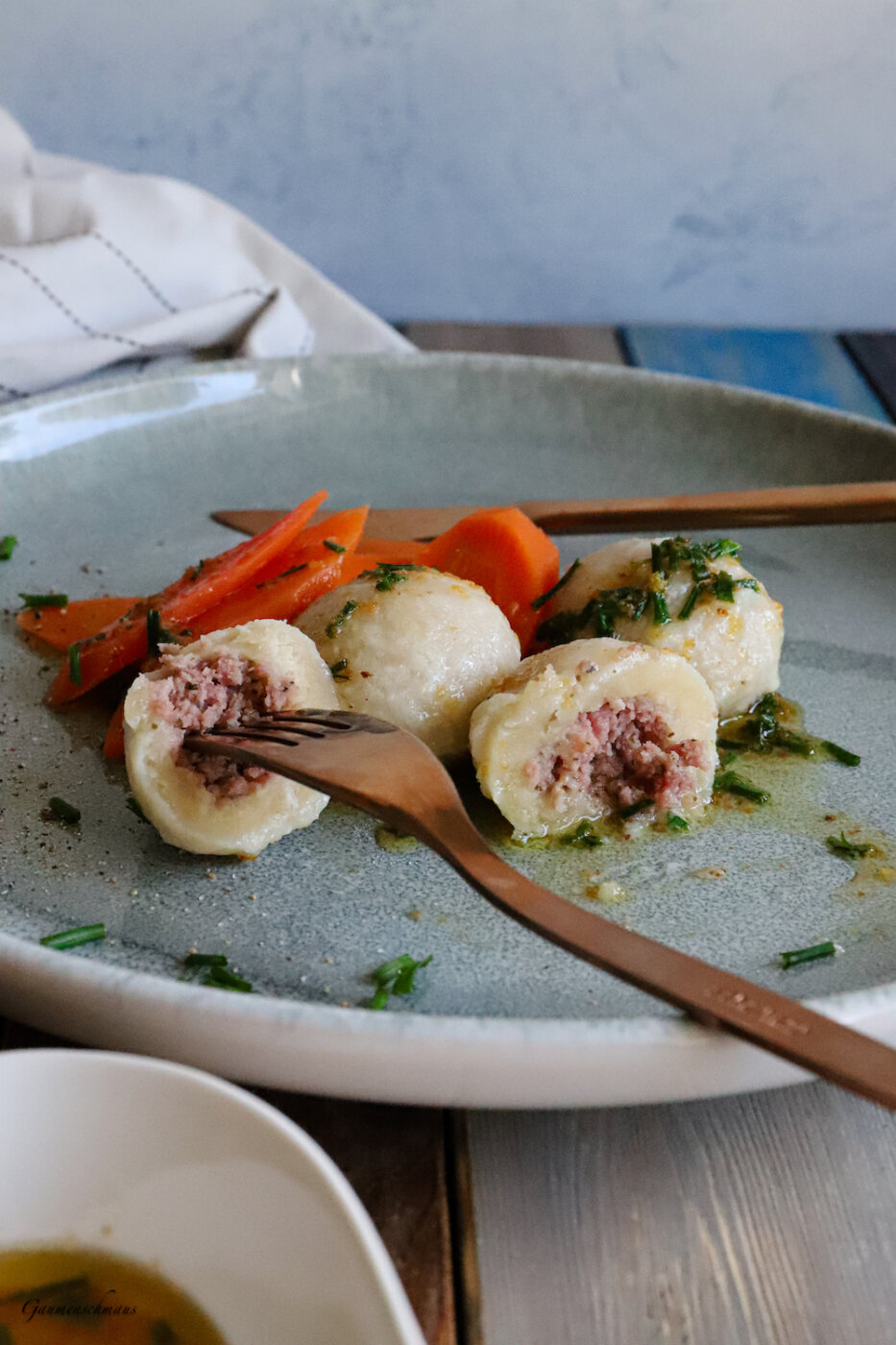 Innviertler Knödel in brauner Butter und Karottengemüse – Gaumenschmaus