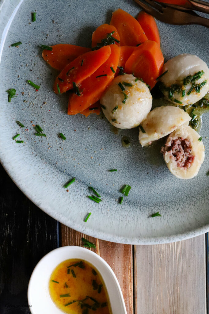 Innviertler Knödel in brauner Butter und Karottengemüse – Gaumenschmaus