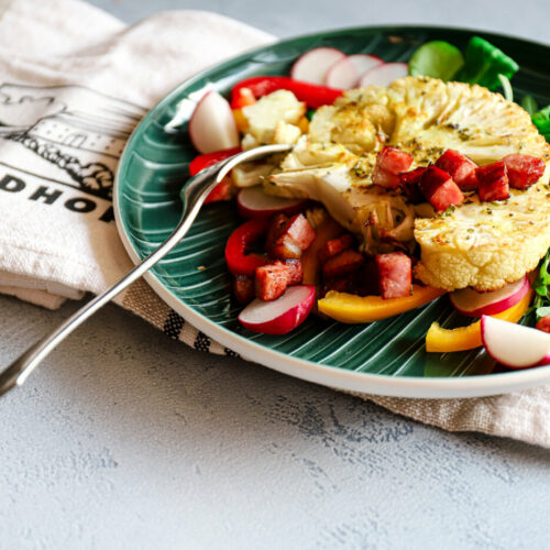 Karfiolschnitzel im Salatnest – Gaumenschmaus