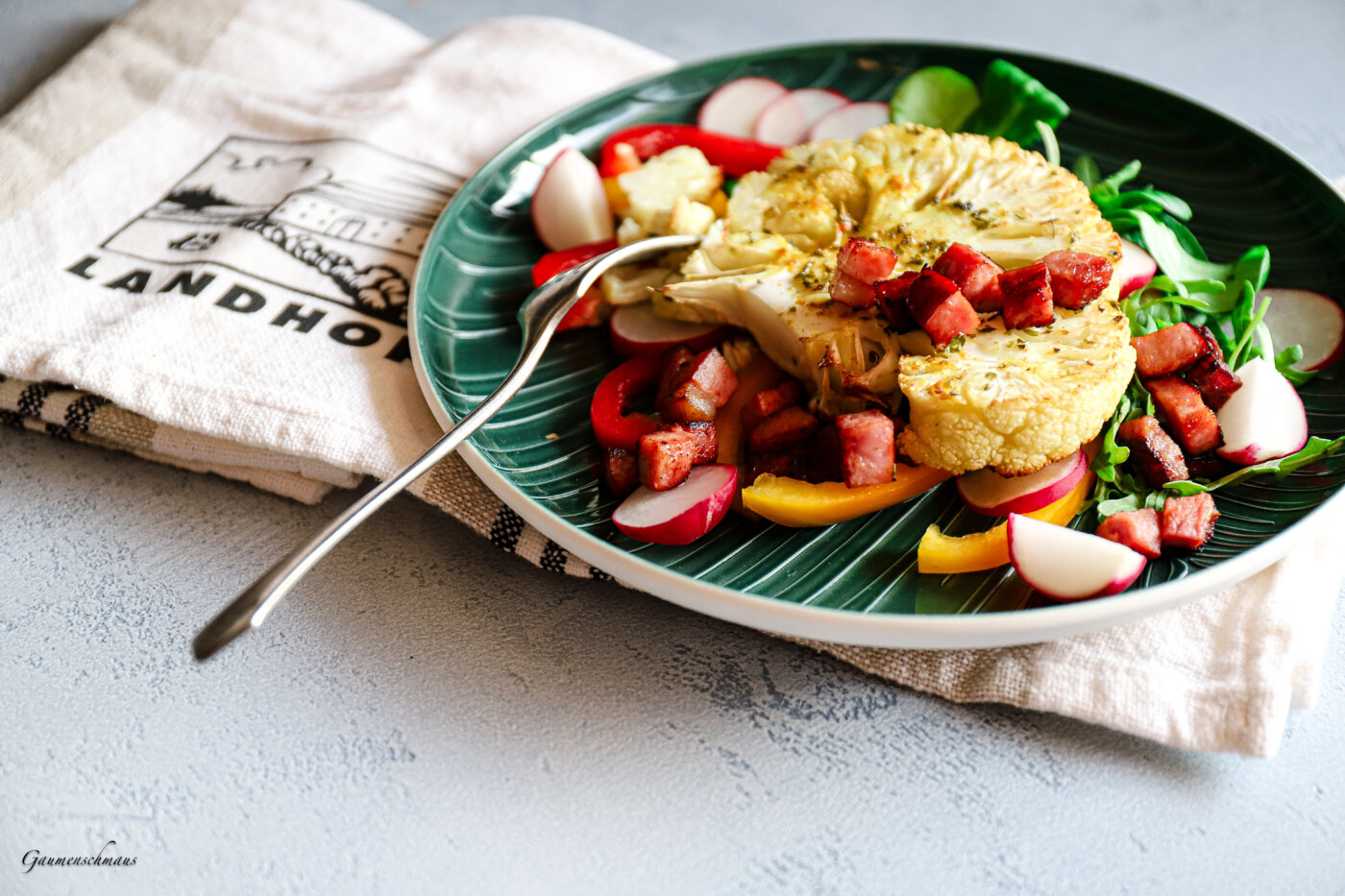 Karfiolschnitzel im Salatnest – Gaumenschmaus