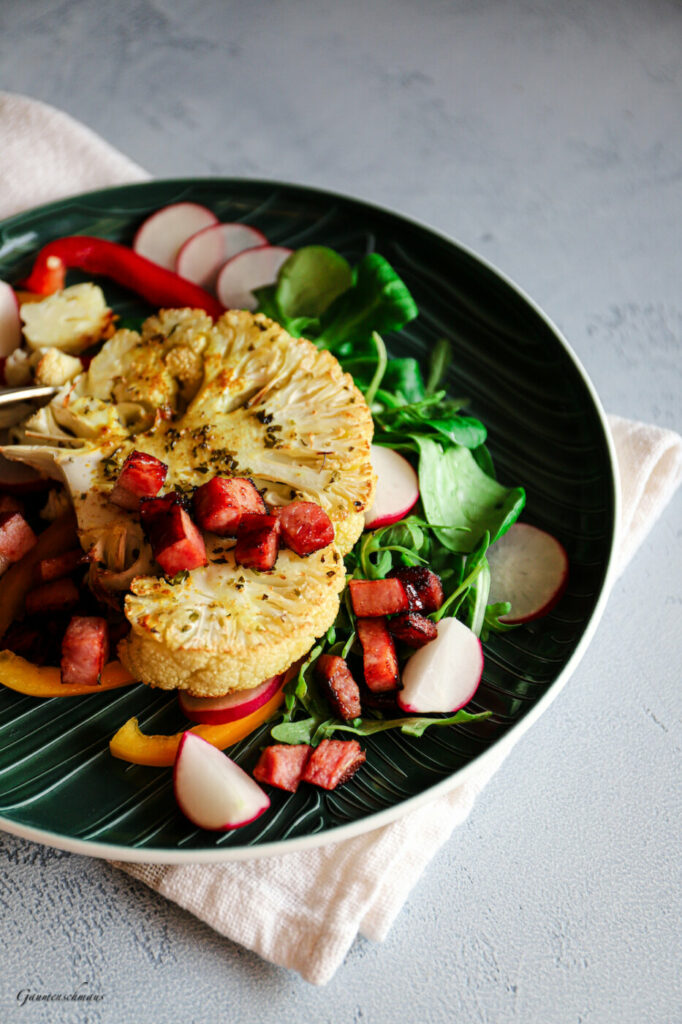 Karfiolschnitzel im Salatnest – Gaumenschmaus