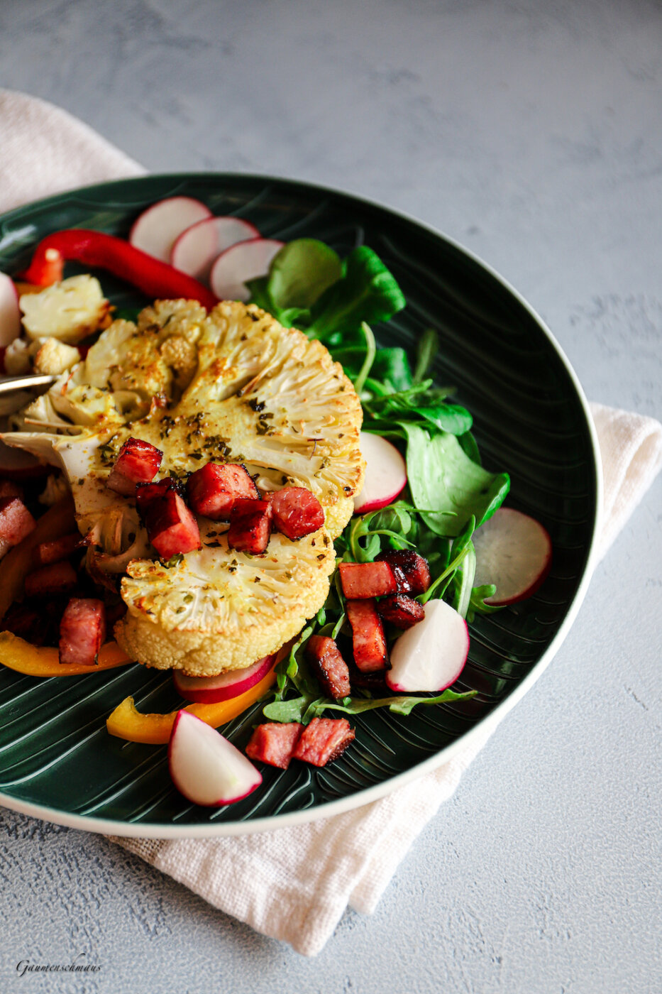Karfiolschnitzel im Salatnest – Gaumenschmaus