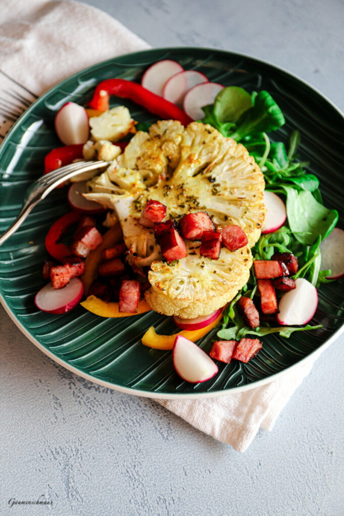 Karfiolschnitzel im Salatnest – Gaumenschmaus