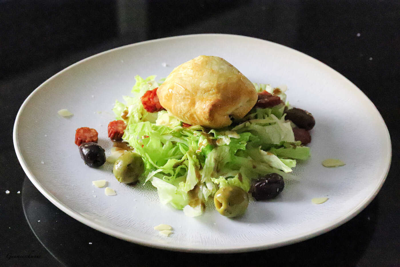 Blätterteigtaschen im Salatnest – Gaumenschmaus